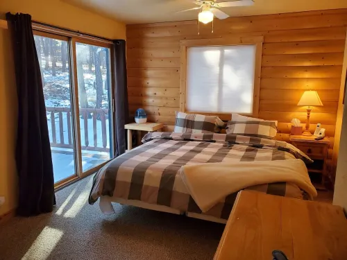 Dog Friendly, Cozy 3 Bdrm Cabin in the Woods