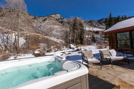 Minturn River Cabin with Hot Tub and NEW Air Conditioning Отели в г. Минчерн