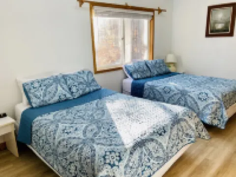 Lakefront 5 bedroom pet-friendly home on Lake Anna w/ game room, hot tub & beach