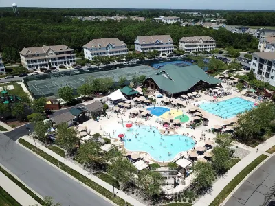 Luxurious 5-Bed Retreat: Steps to Pools & Sports Center, Near Beaches & Dining Hotel a 