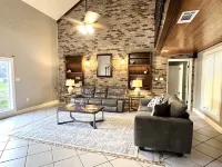 Large 4 br Home on an acre in a neighborhood setting -The Cajun Nest-