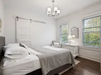 Elegant Flat nestled right off-campus & free parking!