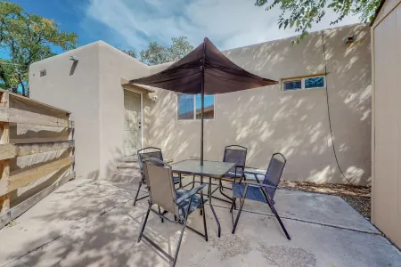 Quiet Nobhill Home, 2bd/1ba, Dog Friendly w/YARD Отели рядом с достопримечательностью «Silver Family Geology Museum»