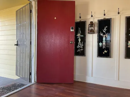 Classic 20th Century Architecture, Huge space for large families Отели в г. Оркатт