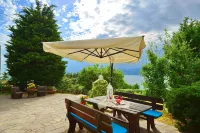 Apartment in a house with garden and view of the lake