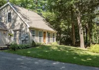 Cozy Long Pond Cottage: private mooring & shared dock فنادق في Rome