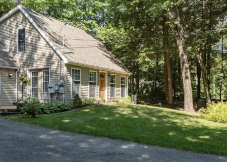 Cozy Long Pond Cottage: private mooring & shared dock