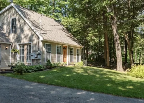 Cozy Long Pond Cottage: Community Access, Private Mooring & Shared Dock. - 4-Star