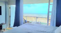 GORGEOUS OCEANVIEW with balcony and pool!