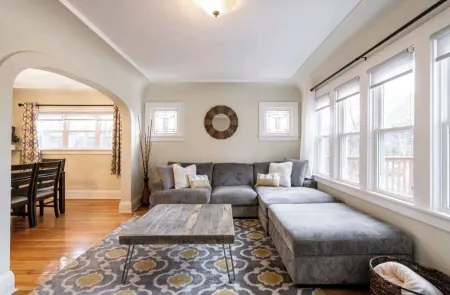 Tosa Village Bungalow: Cozy, Charming, Walk to Tosa Village, Parks, and Stores Отели рядом с достопримечательностью «Time Square Watch Shop»