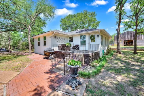 The Wildflower- Peaceful Retreat/7 Miles to Magnolia/Downtown Waco Hotels in McLennan County