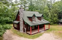 Peaceful tranquil cozy home tucked away in Madison