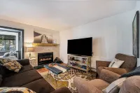 306 - 1br · Cozy Modern Condo on The Lake Hotels in Saint Mary's