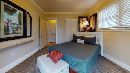 Lower Suite: a classic suite in a quiet Seattle home Отели рядом с достопримечательностью «Библиотека Сиэтл Метафисикал»