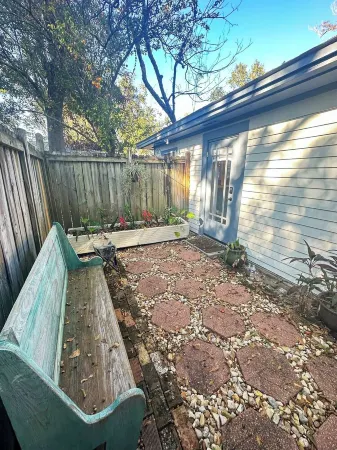 Central Location  Beach Access BBQ  Patio Cottage Отели рядом с достопримечательностью «Long Beach Yacht Club»