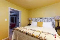 Trendy West Side │Walk to Breweries & Food Carts │Hot Tub │Fenced Outdoor Space