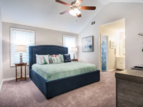 We Love Pets! 6ft Fenced in Backyard and Pet Amenities. Hotels in Berkeley County