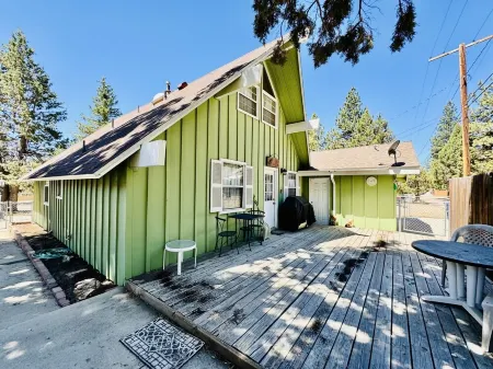 Quiet and family friendly 3-bedroom house with WiFi in Big Bear near slopes