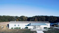 LUXURY RETREAT / PICKLEBALL COURT,  less than 3 miniutes from Winstar Casino!