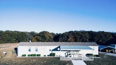 LUXURY RETREAT / PICKLEBALL COURT, less than 3 miniutes from Winstar Casino! Hotels near Cascades at Winstar