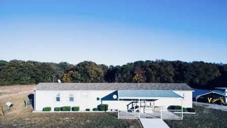 LUXURY RETREAT / PICKLEBALL COURT,  less than 3 miniutes from Winstar Casino!