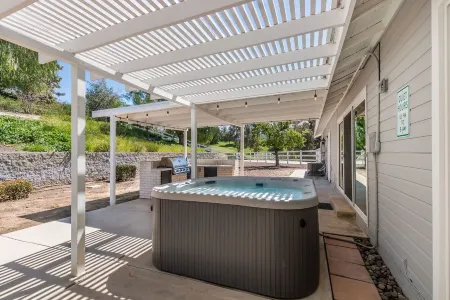 GREAT LOCATION! CLOSE TO PELTZER, LORIMAR, FAULKNER, LONG SHADOW WINERIES! Отели в г. Темекула