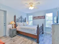 A Lazy River Day & Night 4 Bedrm  w lazy river heated pool! Bikes & Beach Gear! Hotels in Holmes Beach