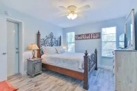 A Lazy River Day & Night 4 Bedrm  w lazy river heated pool! Bikes & Beach Gear!