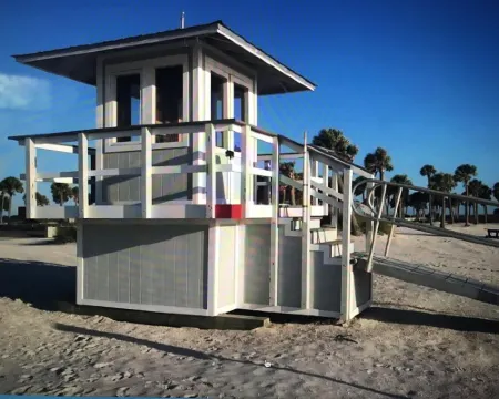 GREAT LOCATION WATERFRONT, HEATED POOL! BEAUTIFUL SUNSETS, ALL PETS STAY FREE! Hotels in Holiday