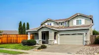 Windsor home on golf course w/ hot tub