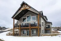 Luxury Lakeview House with Hot Tub, Pools, Pickleball, b-Ball and Private Beach! Hotels near Bear Lake