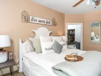 Private Mountain Getaway with Amazing Views, Location, & Space Hotels in Watauga