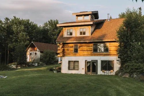 Central yet quiet Log Cabin on 4 acres with laundry, kitchen, bathroom and sauna