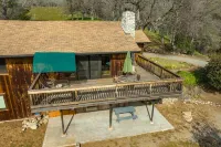 2 Living Rooms! One for adults and one for the children! Отели рядом с достопримечательностью «Sequoia Campground & Lodge»