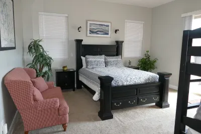 Private Home & Fenced POOL 32'x16', sleeps 15, Jacuzzi,  TV/Game rm, Play-Set