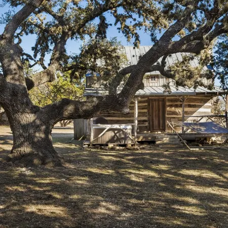 Voted Most Romantic! 1800's Peach Cabin/Close to Downtown/Hot Tub/Peaceful!