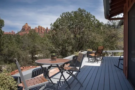 BRAND NEW REMODELED HOME WITH STUNNING VIEWS!!! Отели рядом с достопримечательностью «Часовня святого Креста»