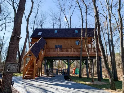 Relax and get away in the tree tops in our Eagle's Nest Tree House 셰난도아 국립공원 주변 호텔