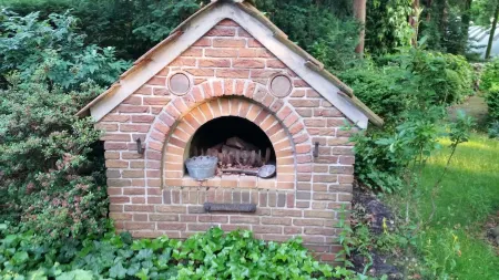 Vacation apartment "Kaminzimmer" in the 2-stall country house in the Rhodo garden. Отели в г. Вестерштеде