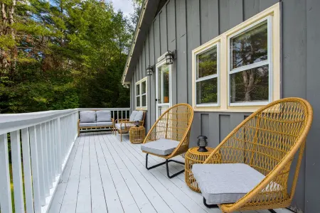 Modern Chalet w/ Serene Views and Jacuzzi Hot Tub- 15 Minutes to Okemo Mountain