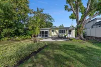 Charming Coastal Cottage Retreat - Minutes to the Beach and Downtown Naples Hotels near Lux Boutique
