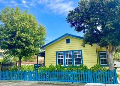 2 Bed/1 Bath Historic Cottage Near the Beach w/ Pool-Bikes-WiFi-Cute & Cozy!