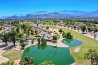 Stylish 2-bedroom condo in Palm Desert with WiFi, AC, and a golf course!