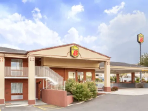 Super 8 by Wyndham Salina/Scenic Hills Area Hotels in Salina
