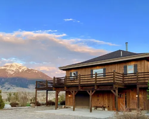 Stunning views right on the Majestic Yellowstone River! Hotels in Pray