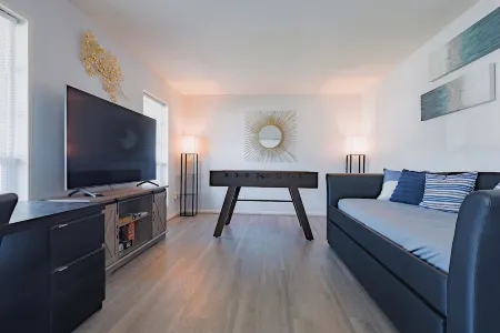 Spacious 5Br Home - Near Energy Corridor - Sleeps 14 - Pet Friendly Отели рядом с достопримечательностью «The Music Box Theater»