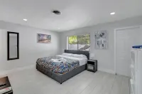 Gorgeous spacious  2bd 2bath sleeps 6 private yard, parking, gas grill, dogs ok