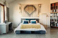 Spacious Artist Loft  in Tehachapi Hotels near Woodward West