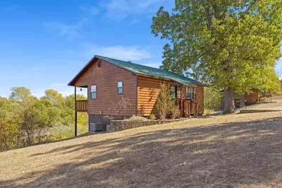 River Front Eagle Cabin Retreat on the Kings River Отели рядом с достопримечательностью «Магнетик Спринг»