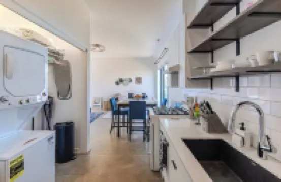 Modern Deluxe Studio Suite in lovely Oak Park!